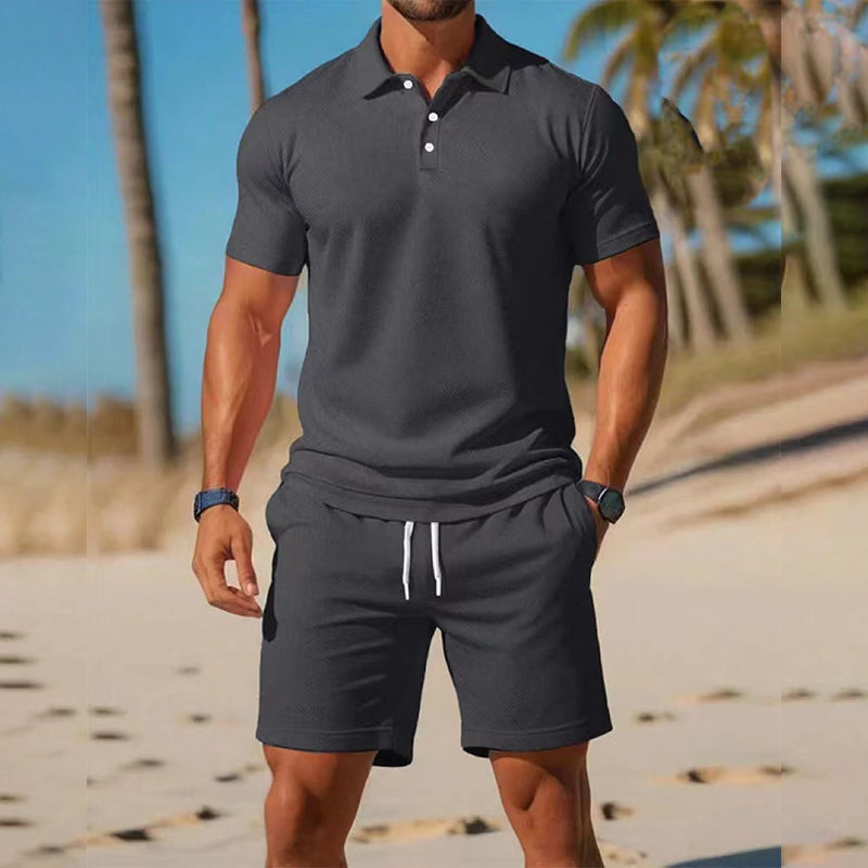 Zweiteiliges Sommer-Set für Herren aus Polohemd und Shorts