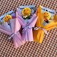 Handgefertigter gestrickter Sonnenblumenstrauß