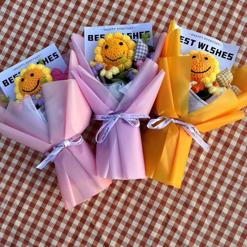 Handgefertigter gestrickter Sonnenblumenstrauß