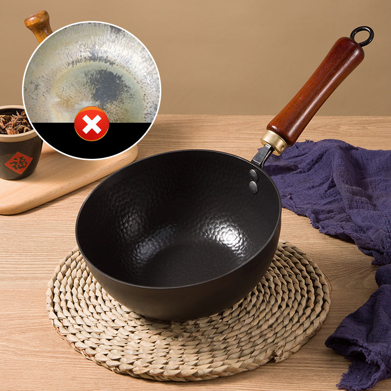 Handgefertigter Wok aus gehämmertem, unbeschichtetem Gusseisen mit Decke