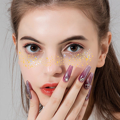 🌸✨ Zeitlich befristet: Kauf 1, bekomme 1 kostenlos 💖 Glitzernde Freckles Gesichtstätowierung Leicht schaffst du charmante Freckles, einen blendenden Look, perfekt für Feste und Feierlichkeiten, und fügst mehr Glamour zu deiner Gesichtsschmückung hinzu!