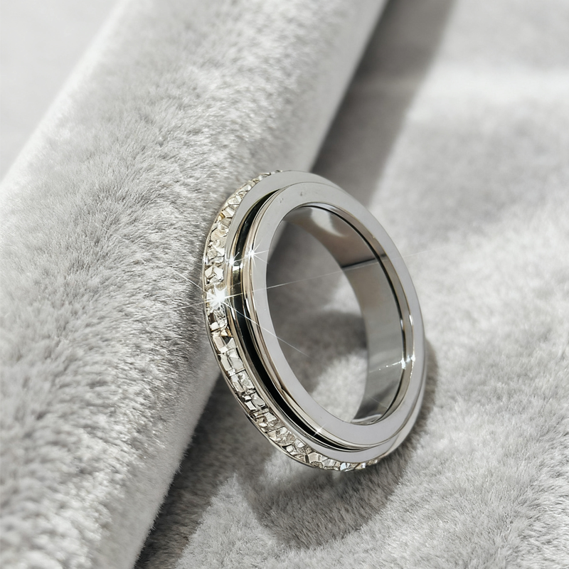 💖50 % Rabatt!💖Drehbarer Spinner-Ring aus Titanstahl mit Zirkonia