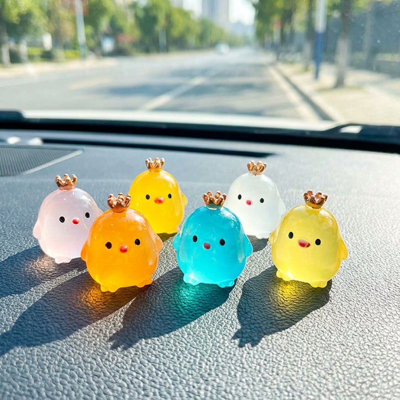 Im Dunkeln leuchtendes Kronen-Küken-Auto-Ornament