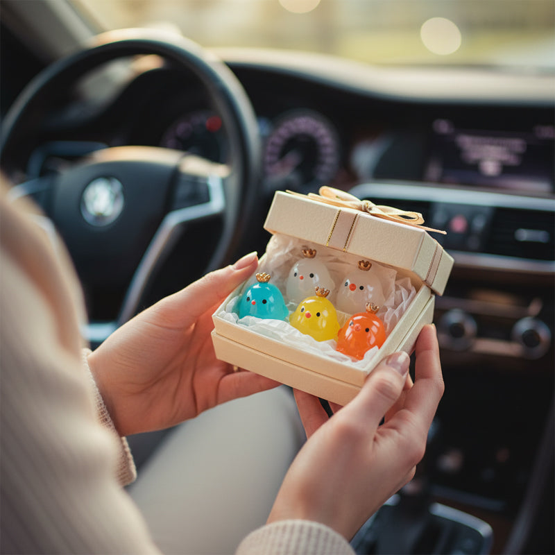 Im Dunkeln leuchtendes Kronen-Küken-Auto-Ornament