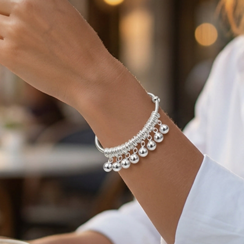 Verstellbares Armband mit silbernem Glöckchen-Anhänger